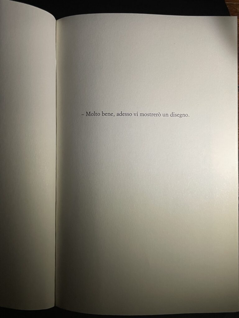 La pagina introduttiva di Strani disegni, che recita "Molto bene, adesso vi mostrerò un disegno"